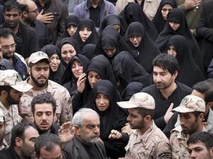 أشخاص يشيعون في طهران أمين كريمي أحد أفراد الحرس الثوري الايراني الذي قتل في سوريا 
