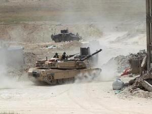 أفراد من الجيش العراقي على أطراف الفلوجة يوم الجمعة
