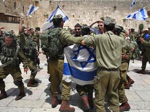 آلاف الإسرائيلين يحتفلون باحتلال القدس الشرقية
