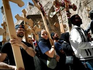 الاف المسيحيين يحتشدون بالقدس للاحتفال بالفصح لدى الطوائف الشرقية
