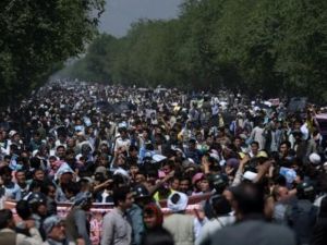 متظاهرون يطالبون بمد مشروع كهرباء الى منطقة اكثريتها من اقلية الهزارة في وسط البلاد، في احتجاجات بكابول
