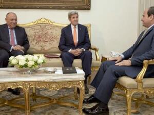 الرئيس المصري عبد الفتاح السيسي (يمينا) ووزير الخارجية الامريكي جون كيري (المنتصف) ووزير الخارجية المصري سامح شكري في قصر الرئاسة في القاهرة
