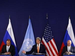 وزير الخارجية الأمريكي جون كيري (وسط) يتحدث بجانب وزير الخارجية الروسي سيرجي لافروف (إلى اليسار) ومبعوث الأمم المتحدة الخاص لسوريا ستافان دي ميستورا خلال مؤتمر صحفي في فيينا يوم الثلاثاء
