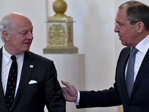 وزير الخارجية الروسي سيرغي لافروف مع الموفد الدولي ستافان دي ميستورا في موسكو
