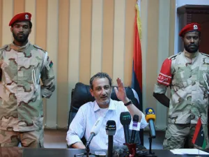 وزير الدفاع في حكومة الوفاق أثناء مؤتمر صحفي
