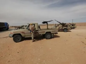 عربات تابعة للجيش الليبي عند نقطة تفتيش غربي مدينة سرت الخاضعة لسيطرة الدولة الاسلامية
