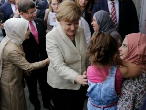 ميركل تزور تركيا لتبديد التوترات في شأن الاتفاق حول المهاجرين