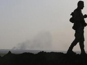 دخان يتصاعد إثر ضربة جوية أمريكية على مسلحي تنظيم الدولة الإسلامية في الموصل
