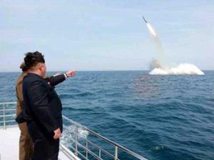 كوريا الشمالية تجري اختبارا على إطلاق صاروخ من غواصة