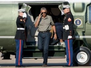 اوباما لدى خروجه من المروحية مارين وان في مطار روسويل بنيو مكسيكو
