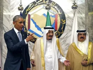 الرئيس الأمريكي باراك أوباما (الى اليسار) يتحدث مع العاهل السعودي الملك سلمان (في المنتصف) وملك البحرين حمد بن عيسي آل خليفة في الرياض يوم الخميس
