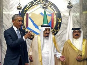 الرئيس الأمريكي باراك أوباما (الى اليسار) يتحدث مع العاهل السعودي الملك سلمان (في المنتصف) وملك البحرين حمد بن عيسي آل خليفة في الرياض يوم الخميس
