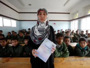 المعلمة وفاء منصور مع طلابها في مدرسة بالعاصمة اليمنية صنعاء
