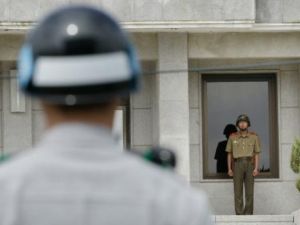 حارسا حدود من كوريا الشمالية (يمين) والجنوبية (يسار) في قرية بانمونجوم
