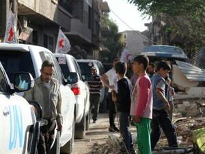 قافلة مساعدات للصليب الاحمر الدولي والهلال الاحمر السوري والامم المتحدة بعيد دخولها الى داريا المحاصرة جنوب غرب العاصمة السورية دمشق
