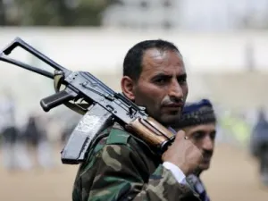 أحد رجال القبائل الموالين للحوثيين في صنعاء يوم الاحد
