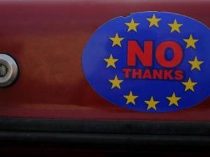 ملصق على سيارة في ويلز يدعو البريطانيين إلى الموافقة على خروج بريطانيا من الاتحاد الأوروبي
