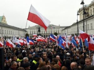 240 الف متظاهر ضد الحكومة في شوارع وارسو