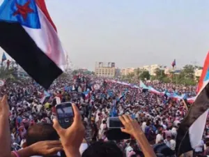 انصار “الحراك الجنوبي” يتجمعون في عدن للمطالبة بالانفصال
