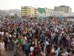 Yemeni protesters take part in a demonstration to commemorate the anniversary of independence from British colonial rule and demand the secession of their formerly independent region, in the southern city of Aden, on Oct. 14, 2015. (AFP/Saleh al-Obeidi)