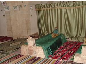 قام الباحث السوري كامل شحادة بإجراء دراسة لتحديد موقع الضريح بدقة