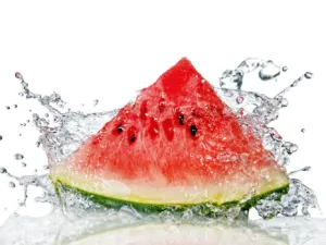 يعد البطيخ من الفواكه التي تحمل المياه في داخلها بنسبة 91% (shutterstock.com)
