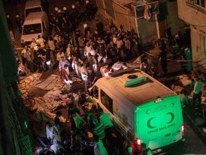 سيارات الإسعاف والشرطة طوقت المكان على الفور - الأناضول
