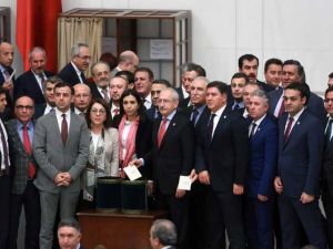 نال نص المشروع 339 صوتا أي أكثر بتسع اصوات من غالبية الثلاثة اخماس