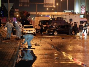 يدقق رجال الأمن في التسجيلات التي التقطتها الكاميرات في المنطقة، للتعرف على هوية واضعي القنبلة