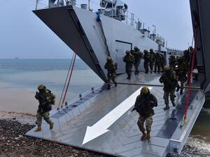 شملت المناورات عمليات إنزال بحري بمشاركة مركبات برمائية لمشاة البحرية