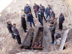 عمال أتراك يكتشفون تابوتا أثناء الحفر.,