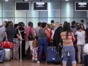 Tourists queue in the Sharm el-Sheikh airport. (AFP/File)