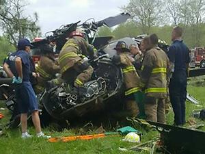 نقل الشخصان المصابان من أفراد الطاقم إلى مستشفى في بالتيمور