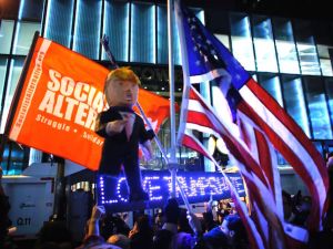 آلاف يتظاهرون في أجزاء مختلفة من أمريكا احتجاجاً على فوز ترامب
