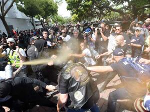 عدة أشخاص غطى الدم وجوههم وإصابات طفيفة 