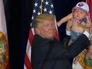 ترامب يحمل طفلا على خشبة المسرح خلال تجمع بفلوريدا