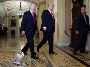 صاح الرجل على بعد أمتار من الرئيس الأمريكي "ترامب يعني الخيانة" 
