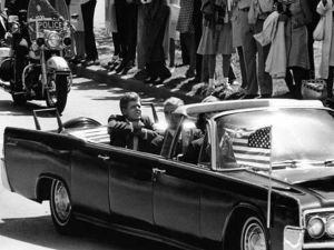 اغتيل كينيدي في 22 نوفمبر/تشرين ثان 1963، و نُسجت كثير من النظريات حول اغتياله 