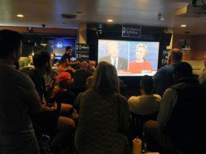 ملايين الأمريكيين تابعوا المناظرة الأولى بين ترمب وكلينتون - ا ف ب