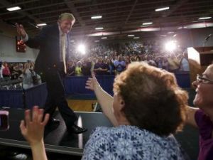 دونالد ترامب المرشح الجمهوري المحتمل للرئاسة الأمريكية يحيي أنصاره في تجمع انتخابي في روشستر بولاية نيوهامبشير
