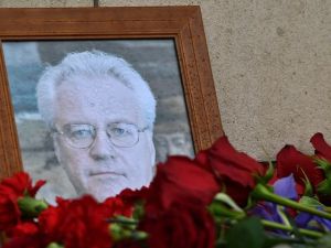 صورة تشوركين امام مبنى الخارجية الروسية في موسكو