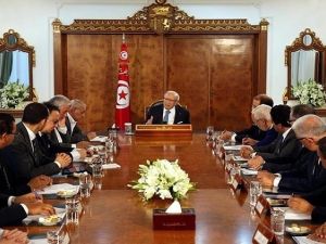 السبسي يجتمع بممثلي الأحزاب حول مبادرة تشكيل حكومة وحدة وطنية
