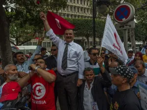 رئيس الحزب الهاشمي الحامدي قال إن هدف حزبه إصلاح ما أفسده بورقيبة - الأناضول
