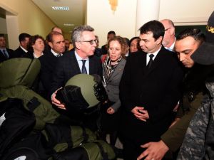 German Interior Minister Thomas de Maiziere and his Tunisian counterpart Hedi Majdoub inspect equipment, offered by Germany, at a national guard barracks on March 1, 2016 in Tunis.  (AFP/Fethi Belaid)