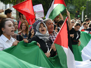 Tunisians holding Palestinian flags demonstrate in Tunis (AFP/File Photo)	