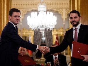 Turkish energy minister Berat Albayrak (R) and his Russian counterpart shake hands after signing an agreement in Istanbul on October 10, 2016. (Ozan Kose/ AFP)