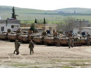 مركبات عسكرية تركية استخدمت في العملية العسكرية في سوريا في صورة بالقرب من الحدود يوم الاثنين
