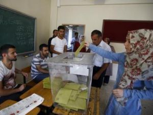 امرأة تدلي بصوتها في مركز اقتراع في ديار بكر في تركيا
