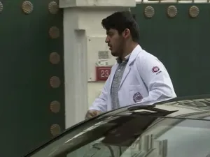 شخص يرتدي معطف أطباء يدخل منزل القنصل السعودي
