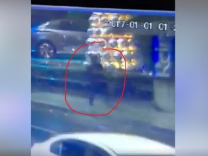 المسلح قتل شخصا يرتدي زي بابا نويل على مدخل النادي قبل العبور لداخله